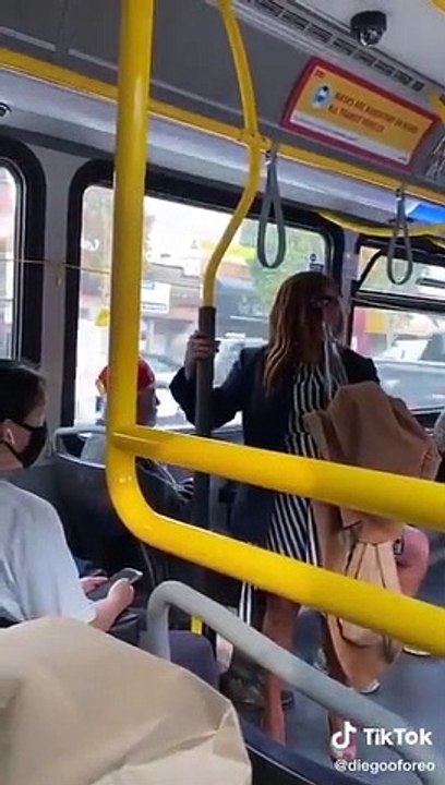 Un femme crache sur un homme dans le bus (Vancouver)
