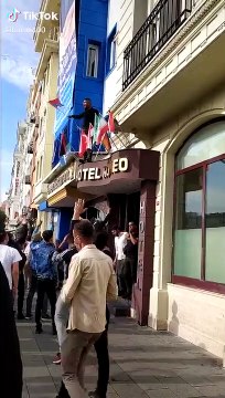 Des turcs piétinent le drapeau Russe pensant que c'est le drapeau français