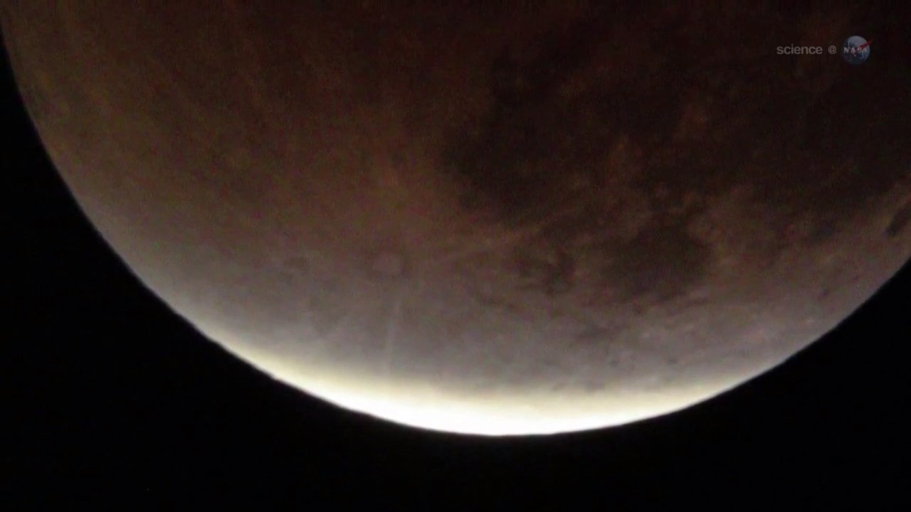 Se descubre agua en el lado soleado de la luna