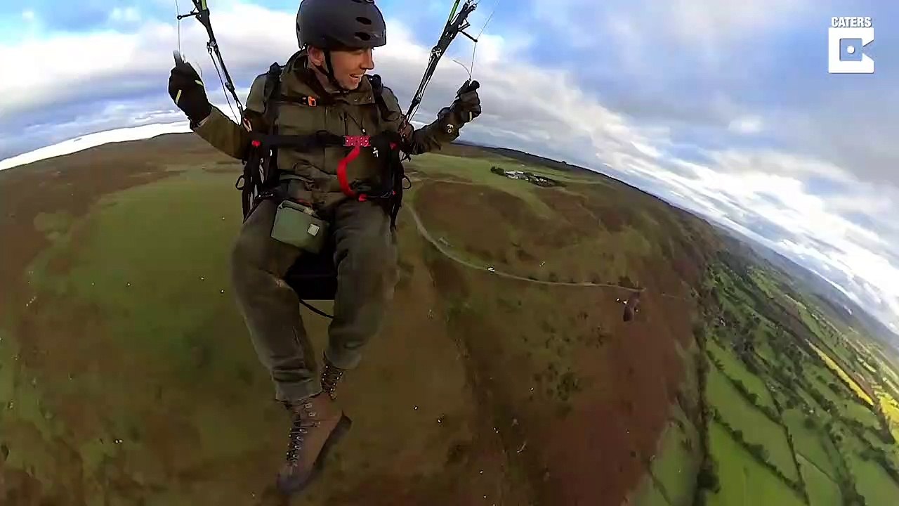 Il fait du parapente avec son animal de compagnie... un aigle magnifique