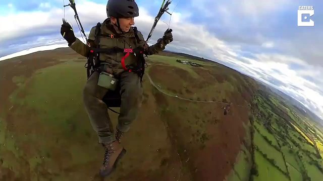 Il fait du parapente avec son animal de compagnie... un aigle magnifique