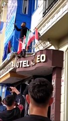 Des manifestants Turques retirent le drapeau russe en pensant que c'est le drapeau français !