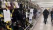 Les rayons des produits non essentiels de ce supermarché du Pays De Galle sont barricadés à cause du reconfinement