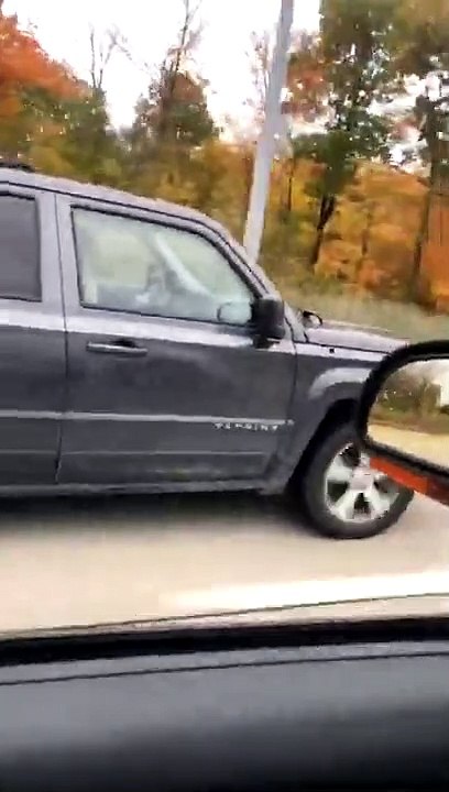 Il roule sans pneu arrière et ne s'en rend même pas compte