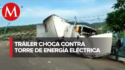 Tráiler choca contra torre de energía eléctrica en Chiapas