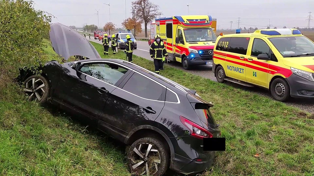 Brandenburg, auto schießt in der gem. wustermark (b5)  100 meter die böschung entlang