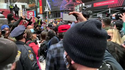 뉴욕 한복판서 트럼프 지지-반대파 주먹싸움...7명 체포 / YTN