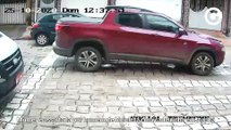 Mulher é assaltada por homem de bicicleta com cadeirinha em Itapuã
