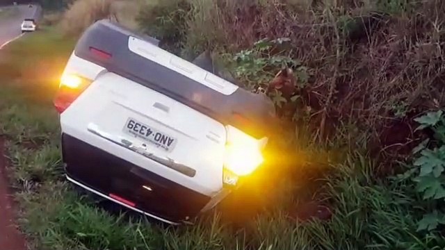 Duas pessoas ficam feridas em capotamento na BR-467