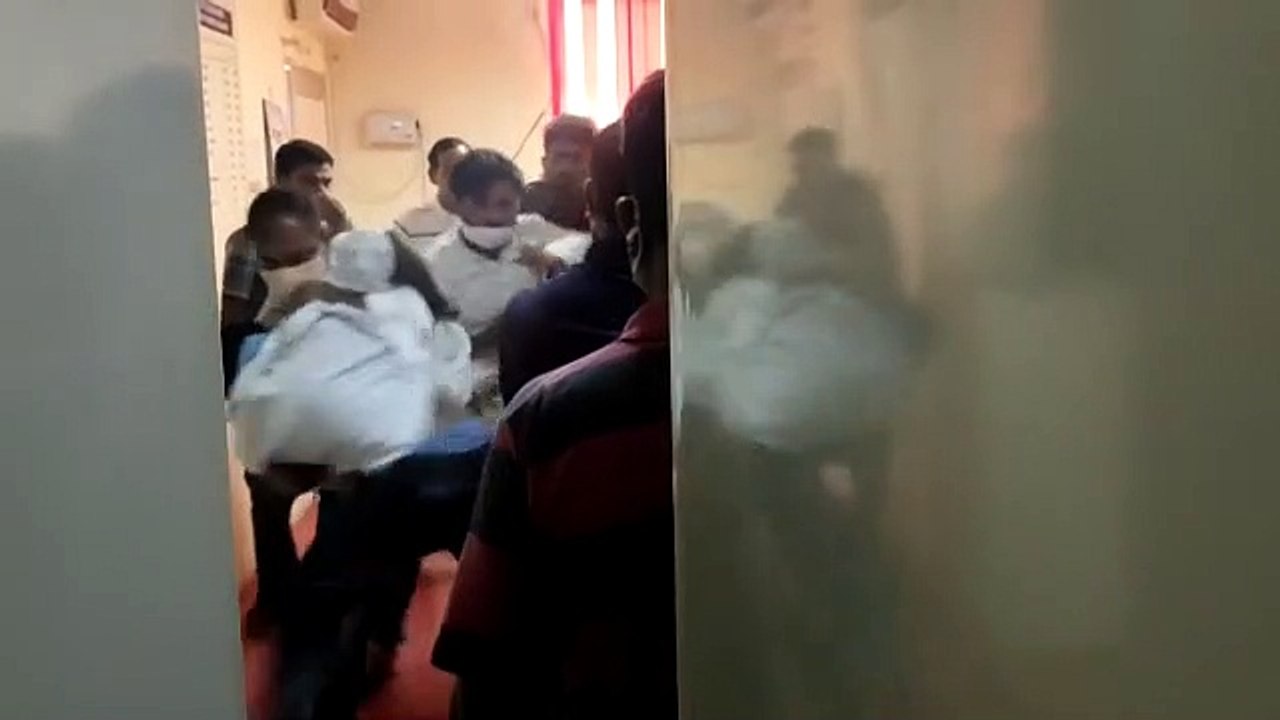 కేయూలో వివాదం.. నాన్‌బోర్డర్స్ వీరంగం