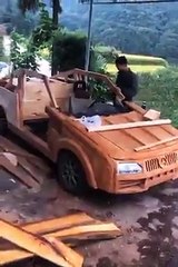 صنع الإنسان سيارة مرسيدس من الخشب   मैन ने लकड़ी से मर्सिडीज बनाई    האדם ייצר מרצדס מעץ  男子用木頭製成奔馳