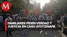 Familiares de normalistas de Ayotzinapa se manifiestan en antimonumento de CdMx