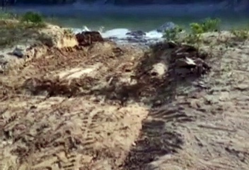नहर से लगातार खनन माफिया कर रहे रेत का खनन