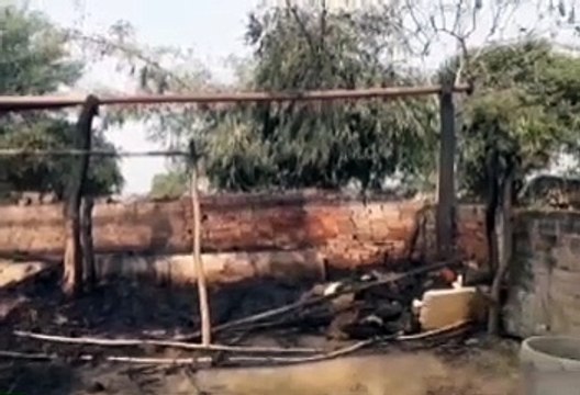 अज्ञात कारणों के चलते छप्पर में लगी आग, सामान जलकर हुआ खाक