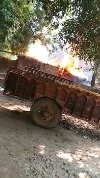 खाना बनाते समय चूल्हे से निकली चिंगारी से लगी आग, गरीब की घर नुमा बनी झोपड़ी जलकर हुई राख