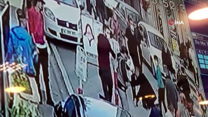 Sokak ortasında önce kalçasından sonra boynundan bıçakladı