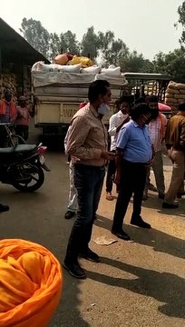 तहसील तिलहर एसडीएम वेद सिंह चौहान का किसान को धमकाया जेल भेजने की दे डाली धमकी