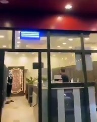 Macron'un fotoğrafı restoranın giriş zeminine yapıştırıldı