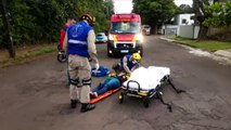 Garupa cai de moto em movimento e é socorrida pelo Corpo de Bombeiros