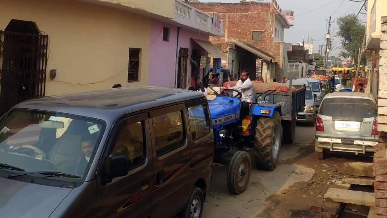 बकेवर चौराहे पर लगा जाम, मोहल्ले वासियों को लगा रहता हैं जान का खतरा