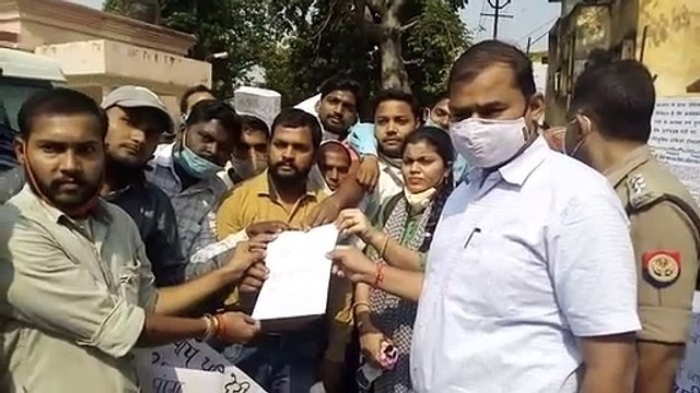 69000 शिक्षक भर्ती के लिए अभ्यर्थियों ने हाथों में बैनर लेकर किया प्रदर्शन