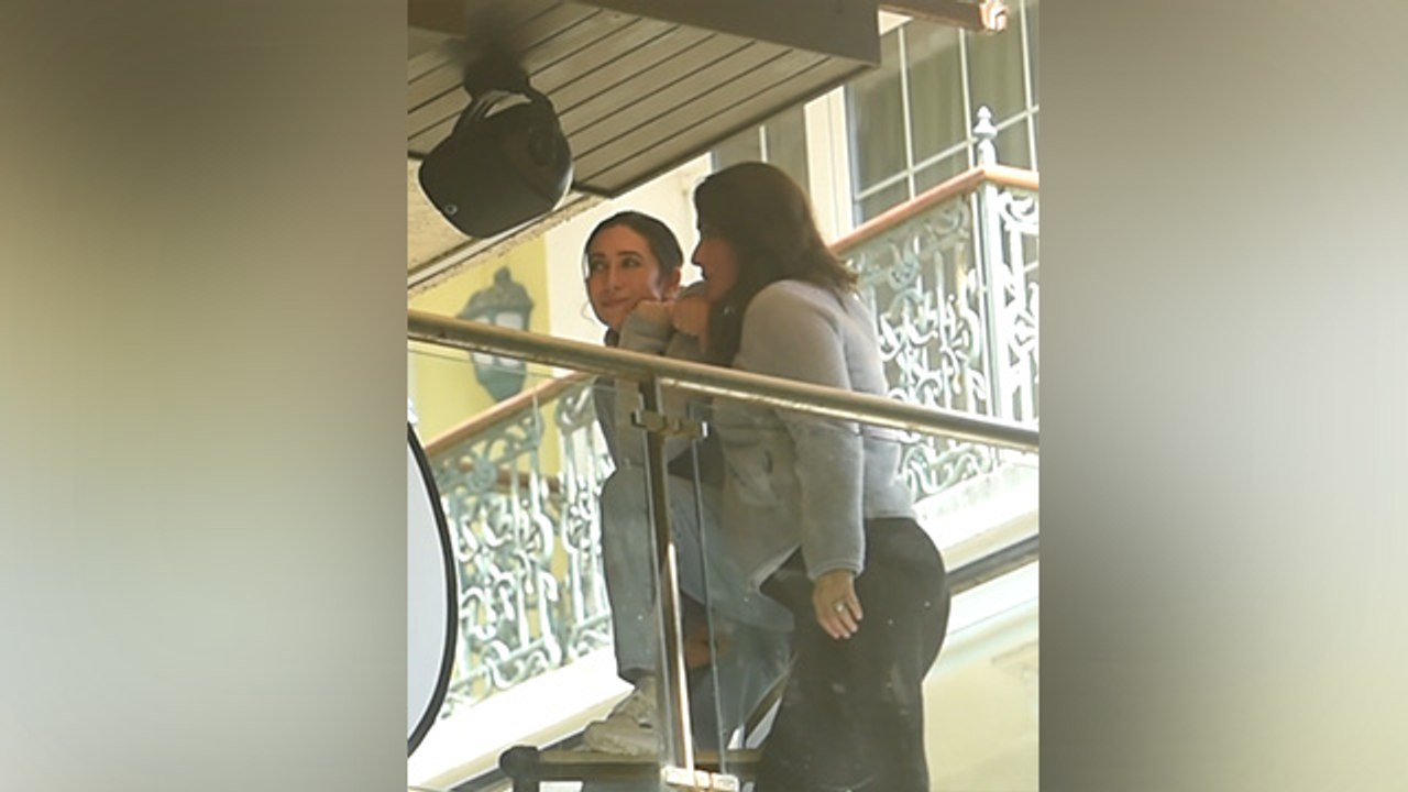 करीना कपूर और करिश्मा कपूर ने बालकनी में किया ये काम, देख आप भी करेंगे तारीफ | Boldsky