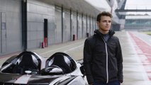 Lando Norris conduce el McLaren Elva en circuito