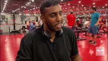 شاهد: معلم سعودي يمارس التمارين الرياضية بقدم واحدة
