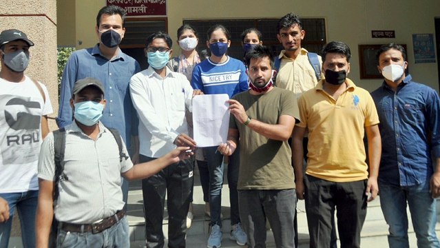 शामली दर्जनों शिक्षकों ने मुख्यमंत्री को किया संबोधित: एसडीएम को दिया ज्ञापन