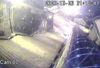 Carro despenca em escadaria no Rio de Janeiro