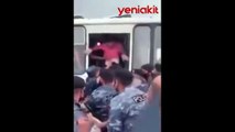 Ermenistan’ın ne yapacağını şaşırdı! Sokaktan buldukları gençleri zorla otobüsle cepheye götürüyorlar