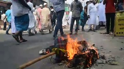 عشرات آلاف البنغلادشيين يتظاهرون ضد فرنسا في دكا