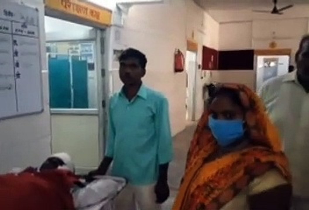 साइकिल सवार को बचाने के चक्कर में गिरी बाइक:  2 लोग हुए घायल