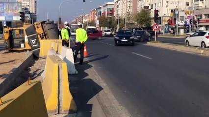 12 tonluk silindir aracı indirilirken düştü