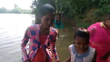 उत्तरप्रदेश के लहचूरा बांध के पानी से हरपालपुर इलाके के चपरन गांव की सड़कें डूबी