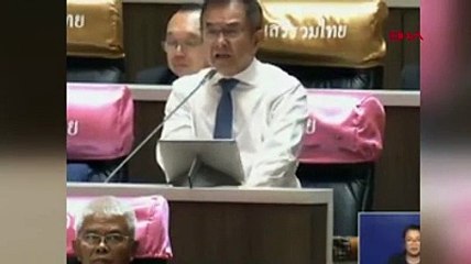 Meclis'te kürsüye çıkarak, bıçakla kolunu kesti!