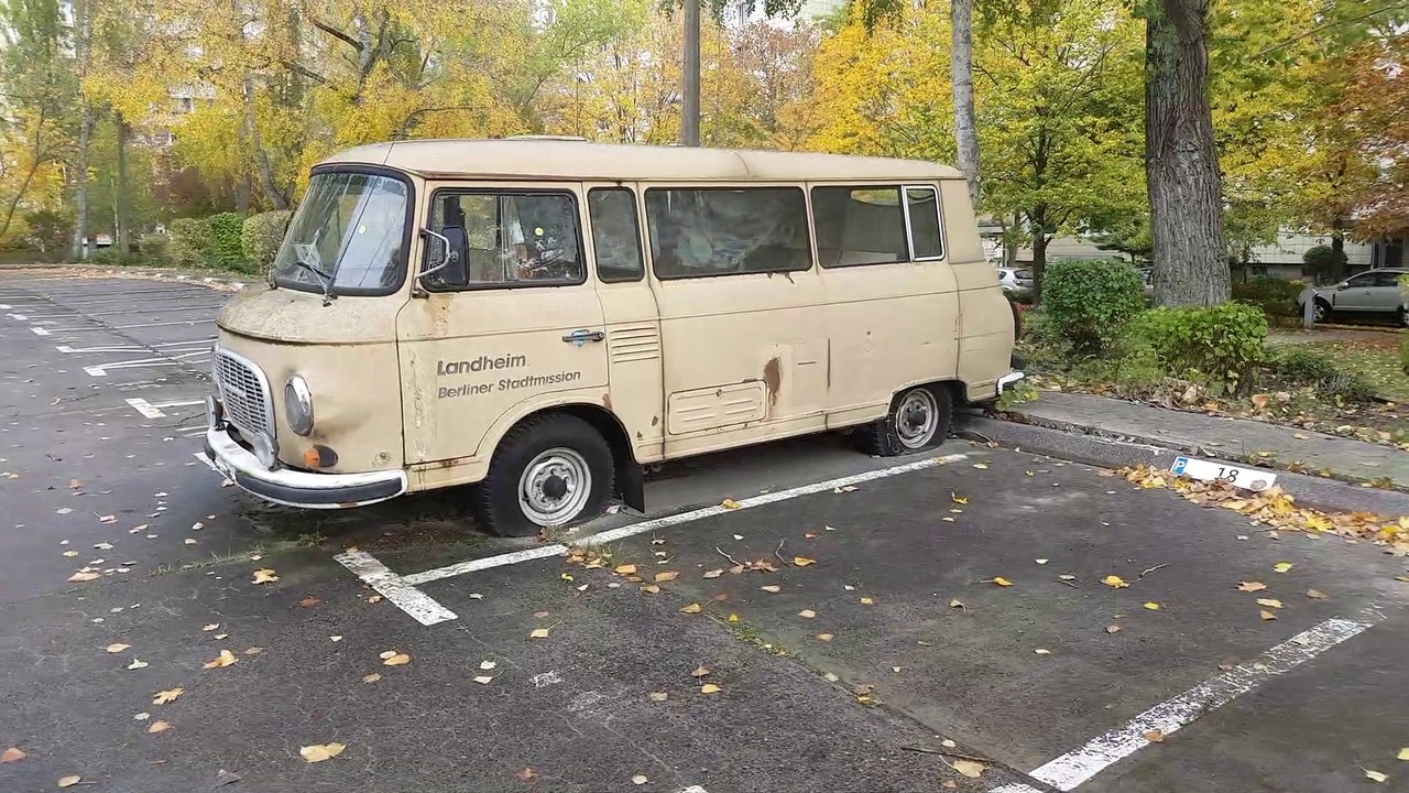 2020.10.26_MaerkischeAllee_grosser-Parkplatz-alter-Brummi--Bauvorbereitungen-Baumschnitt