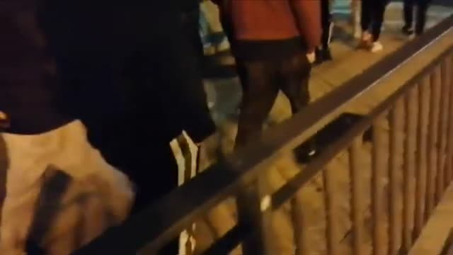 Muchos jóvenes burlan el toque de queda para hacer fiestas ilegales