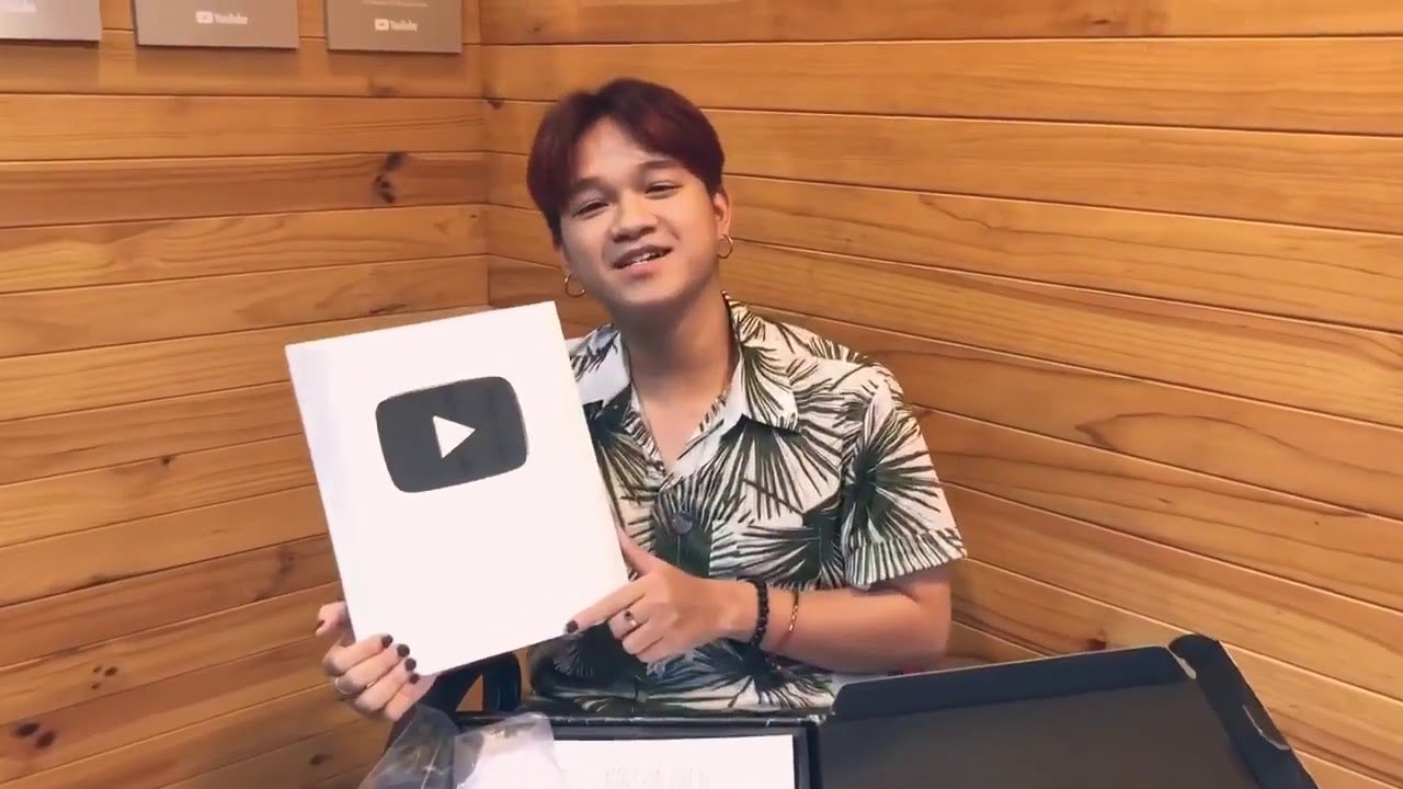 Winner đập hộp nút bạc trong khi Việt Thi khóc Hana Kira cười sung sướng