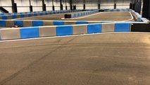 Derniers réglages avant l’ouverture de la piste de karting électrique en intérieur