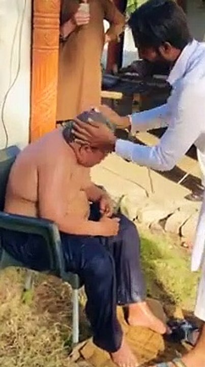 پیر_صاحب_غسل_کرتے_ہوئے