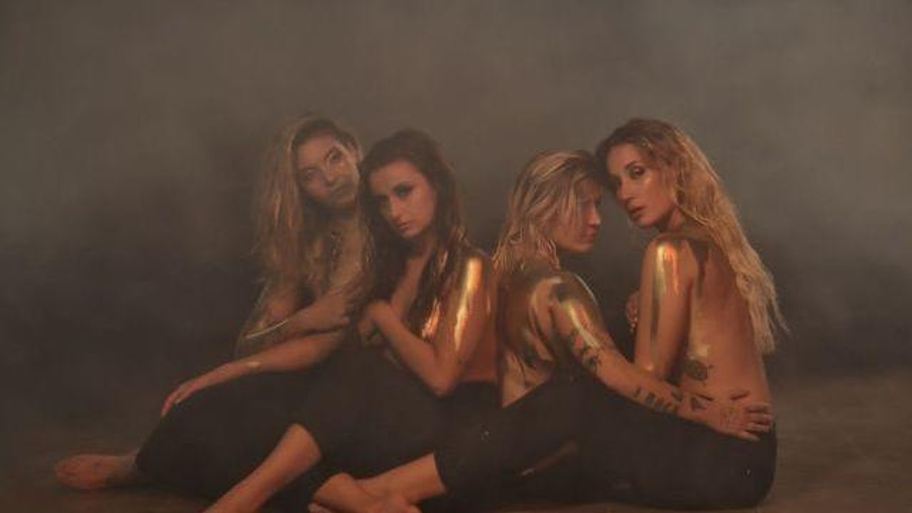 'Brillare da sola', Le Deva: «Oggi c'è più solidarietà tra donne. Senza invidia brilli anche di più»