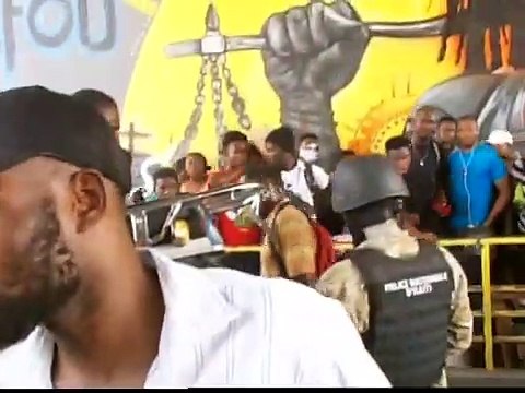 Lajistis arete yon endividi ki ak yon kantite lajan ameriken ak ayisyen li paka bay esplikasyon