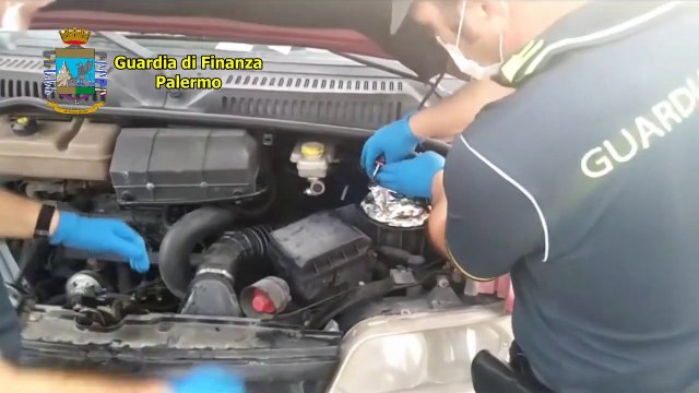 Palermo - Nasconde tabacco di contrabbando nel motore dell'auto (27.10.20)