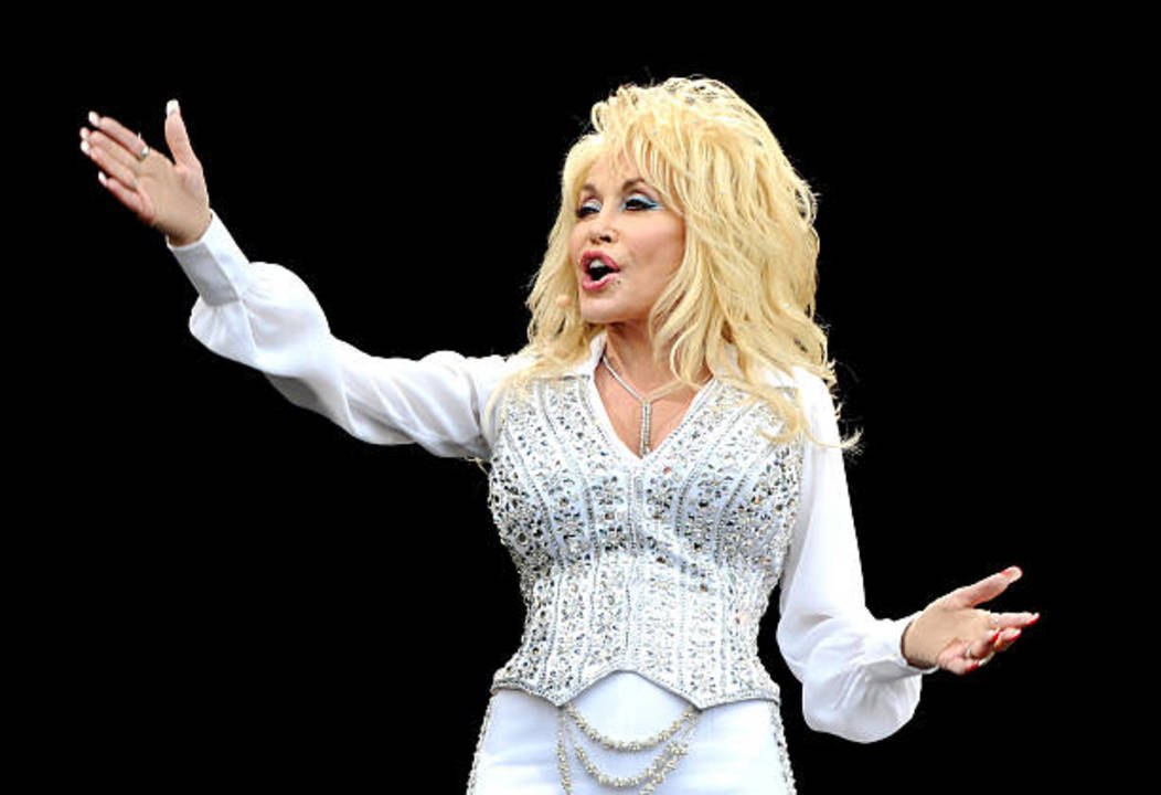 Dolly Parton to Release "Dollyisms 101" on Soci...