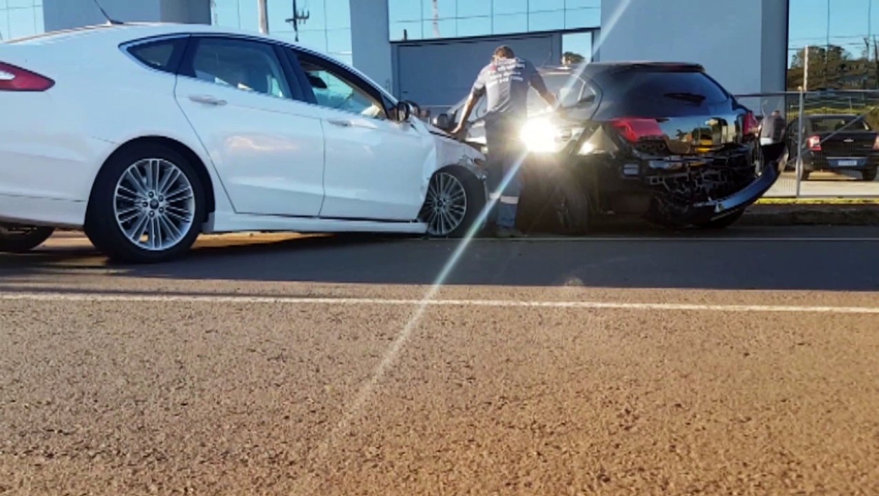 Ford Fusion atinge veículos estacionados às margens da PRc-467