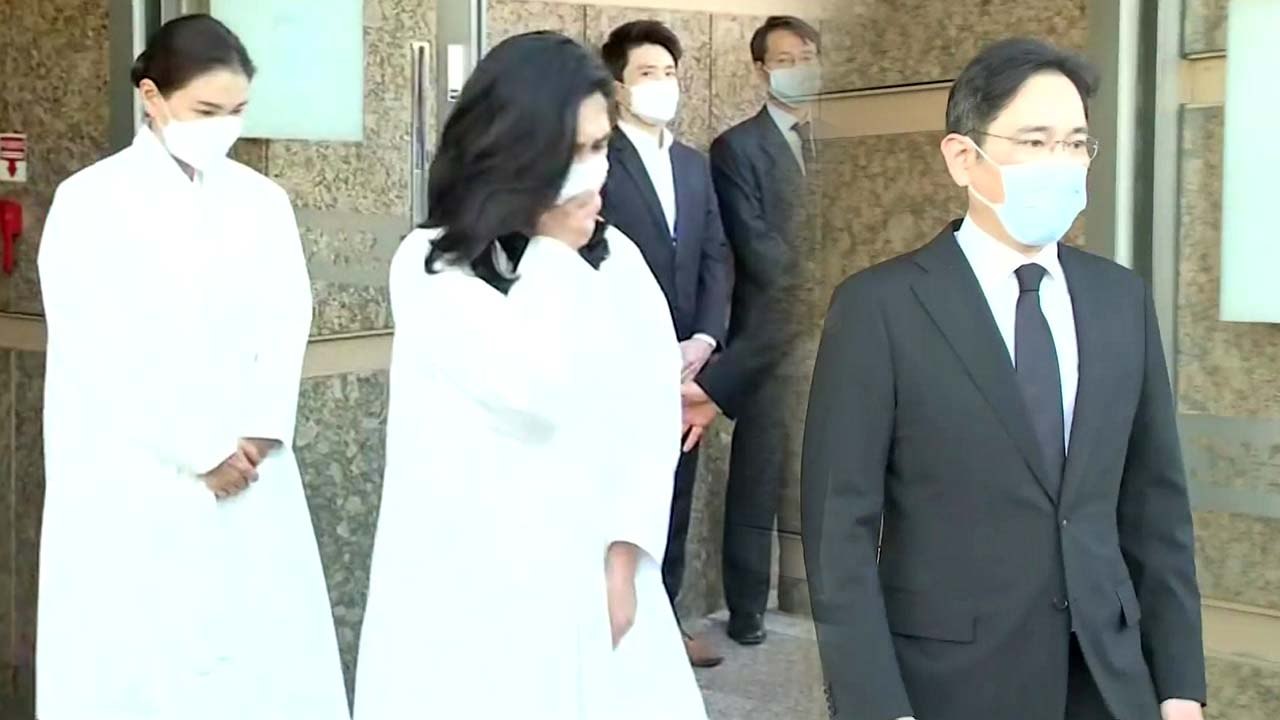 [현장영상] 故 이건희 회장 발인 엄수...눈물 보이는 딸 이부진 / YTN