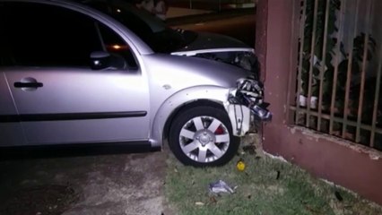 Citroen atinge muro em acidente no Bairro Parque São Paulo