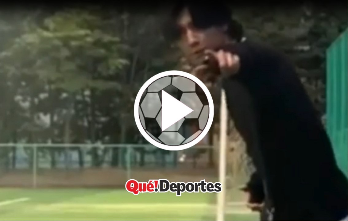 ¡Este jugador no es normal! Mira lo que hace con el balón.