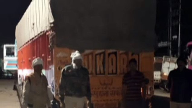 पुलिस ने 2 ओवरलोड ट्रकों को किया सीज